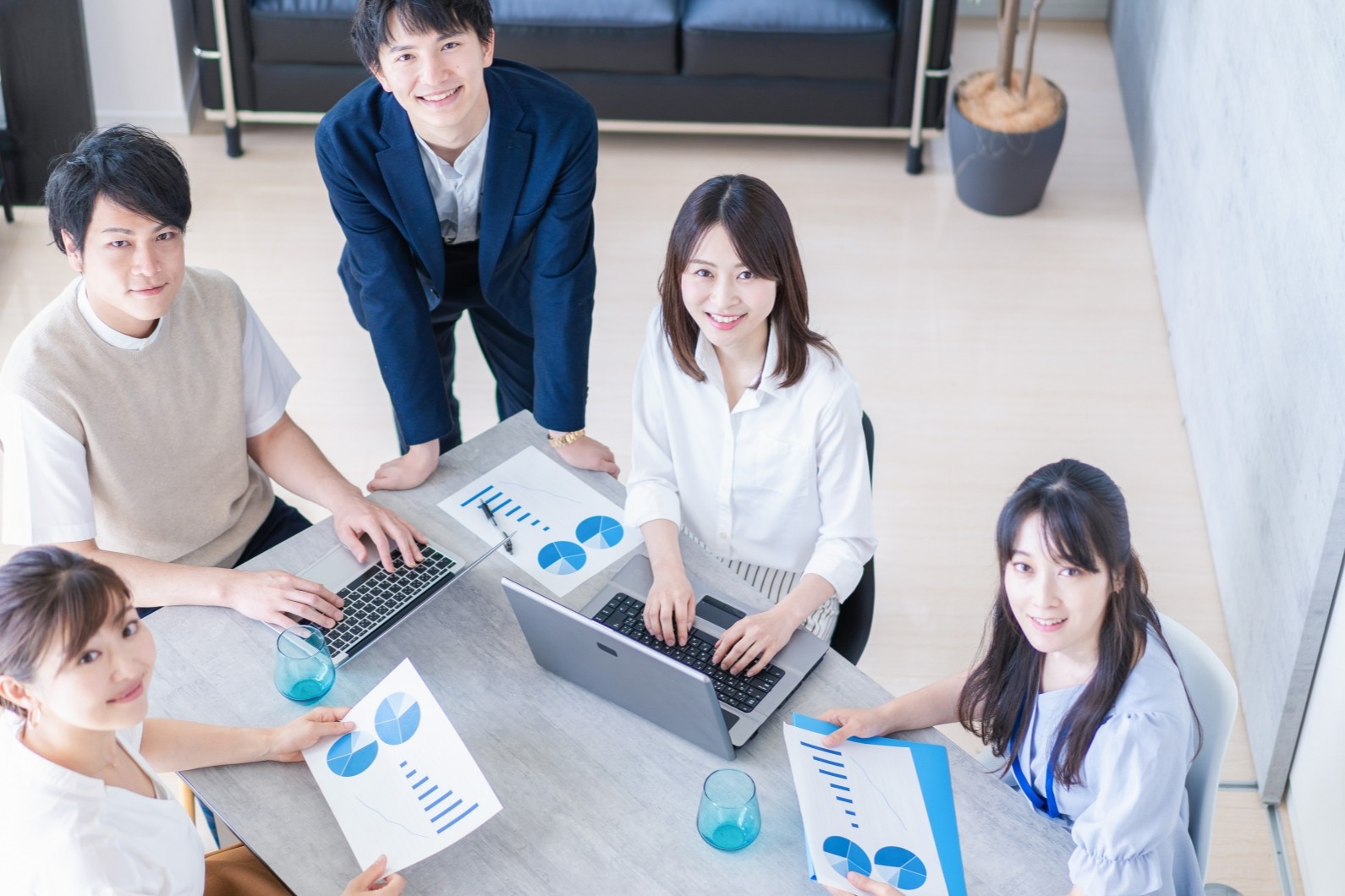 社員たちの歓迎イメージ