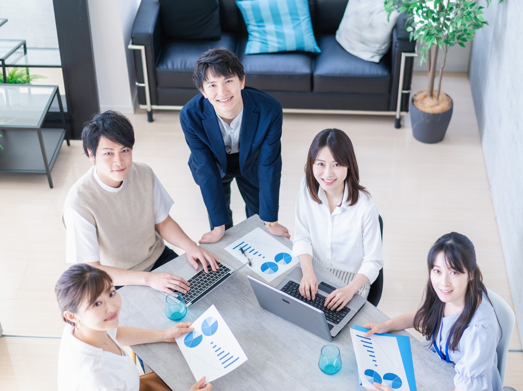 社員たちの歓迎イメージ