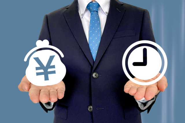 お金と時間を天秤にかけるイメージ