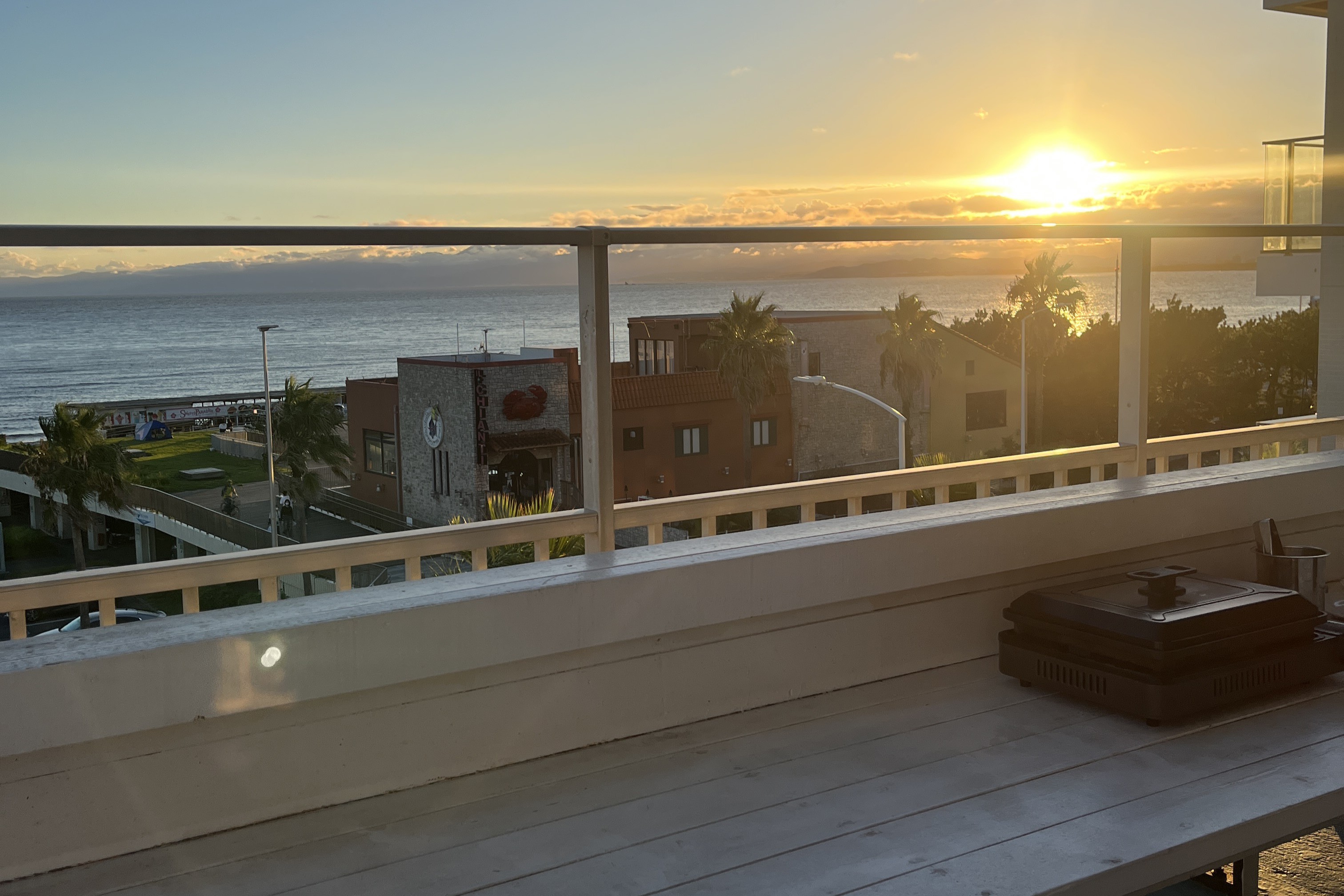 江の島の夕日とバーベキューのイメージ